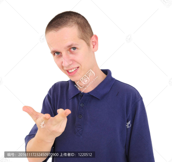 年輕的微笑的男人指著