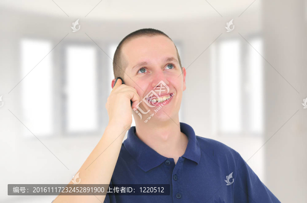 年輕的微笑的男人在電話里交談