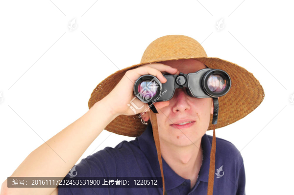 帶雙筒望遠(yuǎn)鏡和稻草帽的年輕人