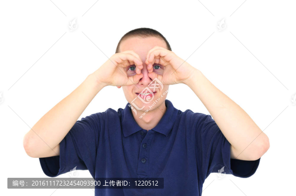 年輕人穆金通過(guò)他的手指