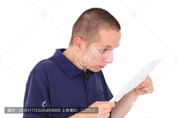 年輕人懷疑地看著紙