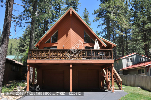夏天在山上的一個滑雪小屋