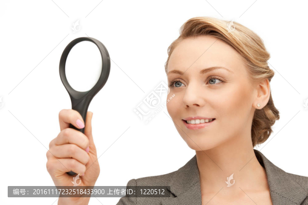 帶放大鏡的女人