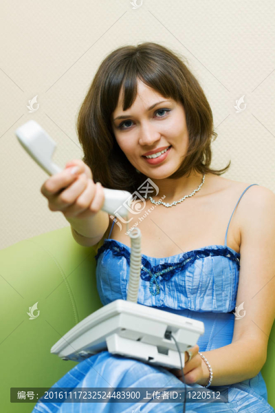 幸福的女人在電話(huà)里