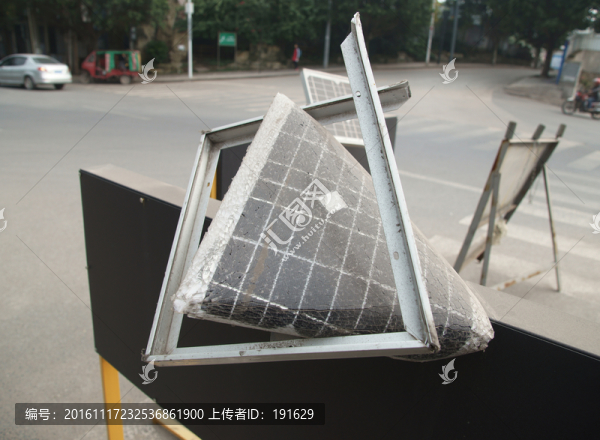 損壞的柔性太陽能板
