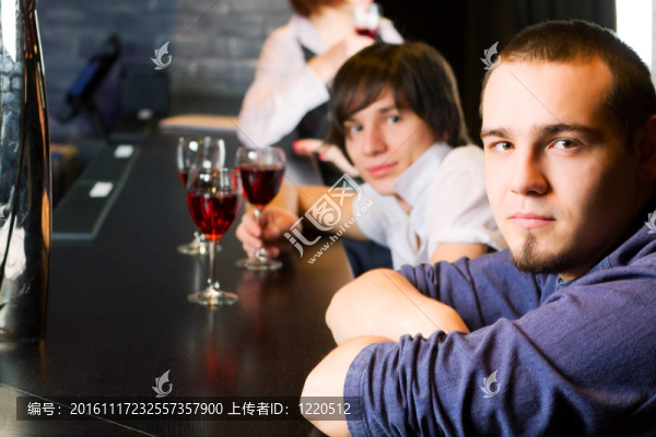 年輕人在酒吧里放松