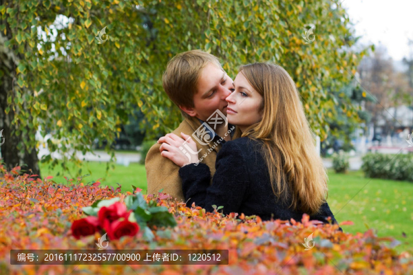 一個(gè)公園里的快樂的年輕夫婦