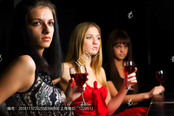三個酒吧里的年輕女人