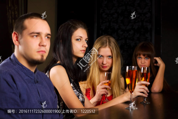 年輕人在酒吧里放松