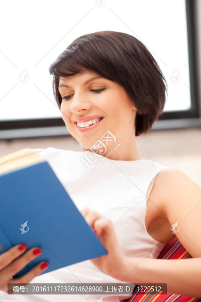 幸福和微笑的女人帶著書