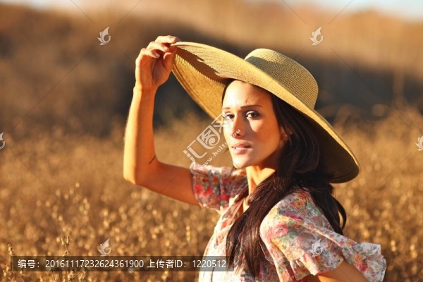 夏日里一個美麗的女人