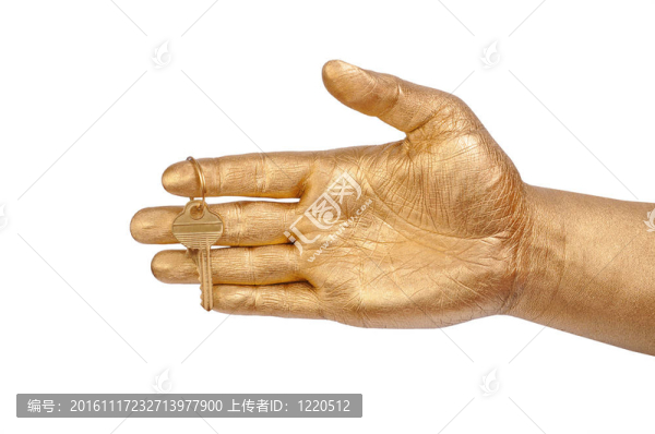 男子用鑰匙的金色手。白色隔離