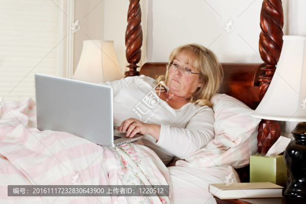 電子郵件在床上
