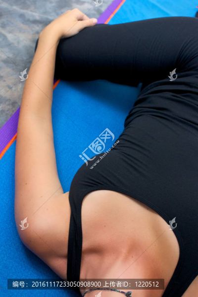 靠近白人女性做瑜伽運動；半單parivarttanasana姿勢或半旋轉(zhuǎn)腹部的姿勢在斑駁的背景工作室