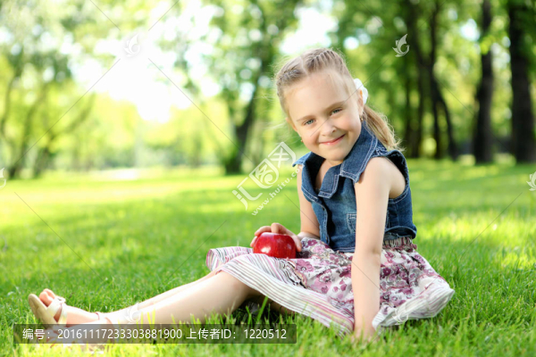 在公園里的一個小女孩的畫像