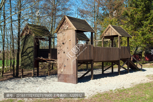 公園里的空兒童游樂場