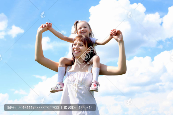 母親帶著女兒在戶外