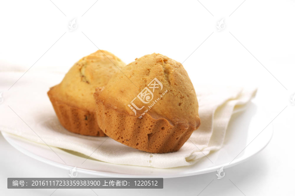 兩個紙杯蛋糕