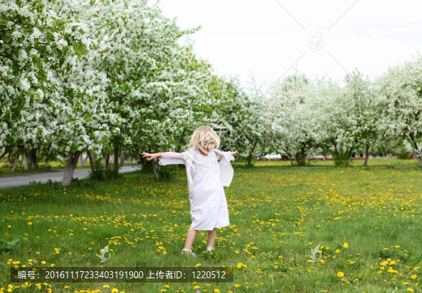 春天公園里的小女孩