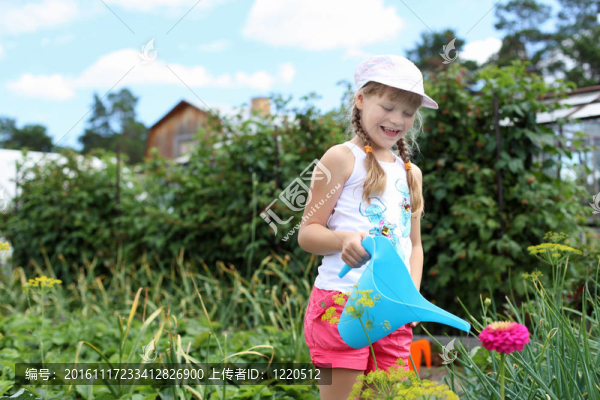 女孩給植物澆水