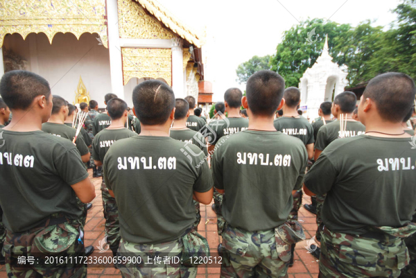 泰國軍方圍繞一座寺廟。