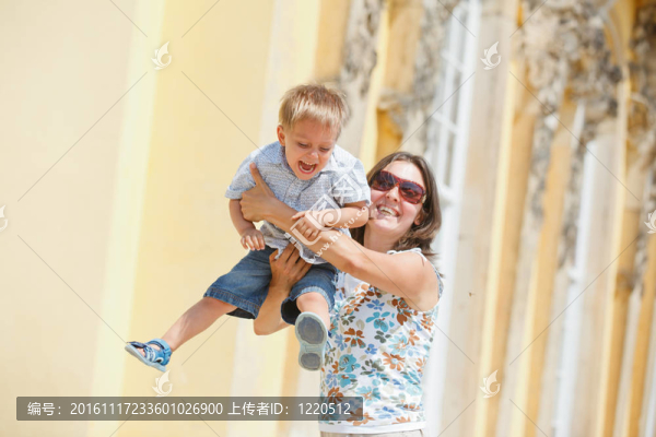 游客行走在桑蘇西