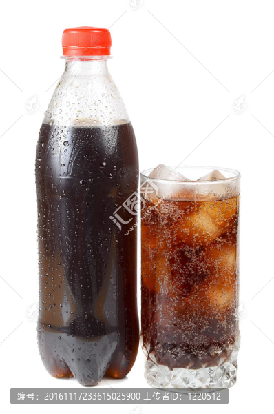 杯子里有冰的水