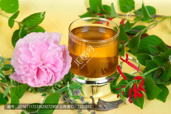 鼠尾草和薄荷涼茶；