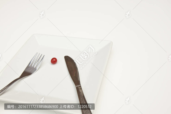 白底白盤子上的小番茄