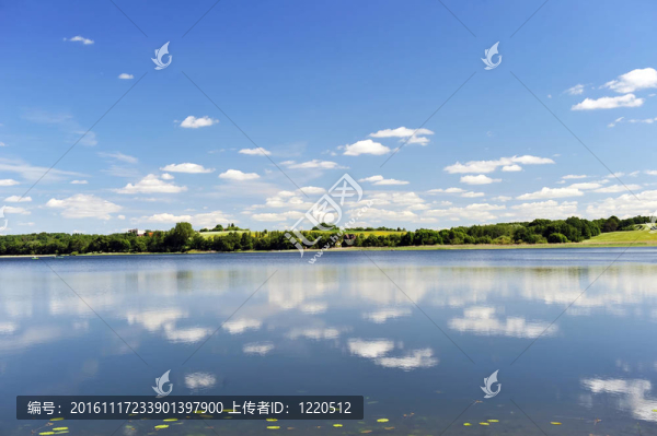 平靜的湖泊水