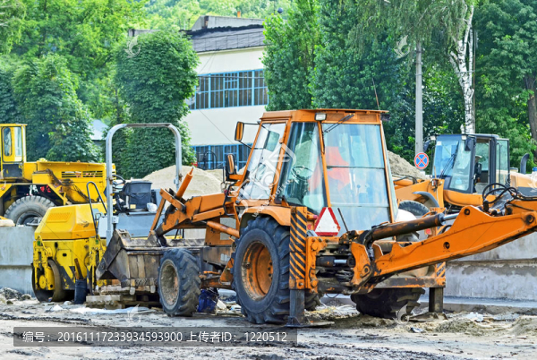 拖拉機在道路施工現(xiàn)場瀝青混凝土攤鋪機