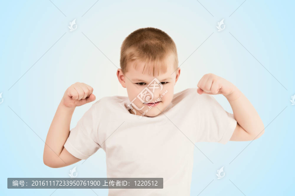 顯示手臂肌肉的孩子
