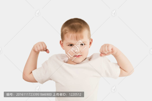 顯示手臂肌肉的孩子