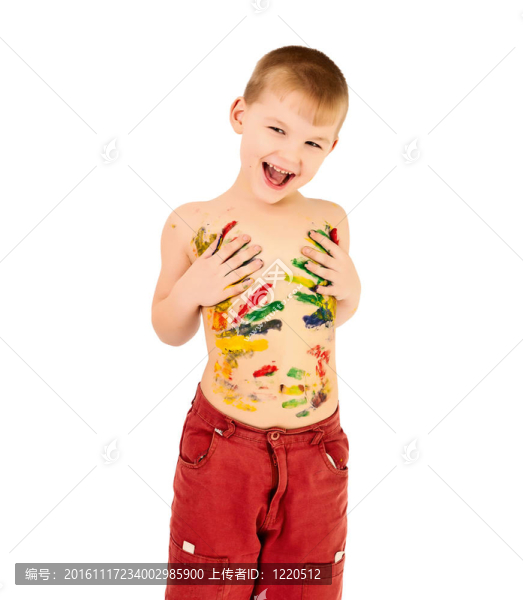 可愛的3歲男孩在明亮的油漆覆蓋