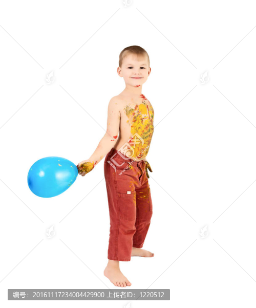 可愛的3歲男孩在明亮的油漆覆蓋