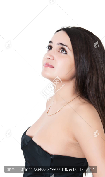 一個(gè)美麗性感的女人全幅在黑色的衣服擺在白色背景