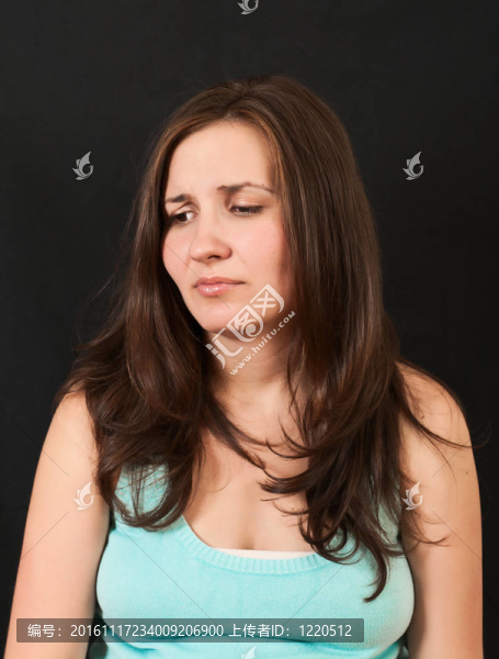 一個(gè)美麗的少女在黑色背景上的肖像