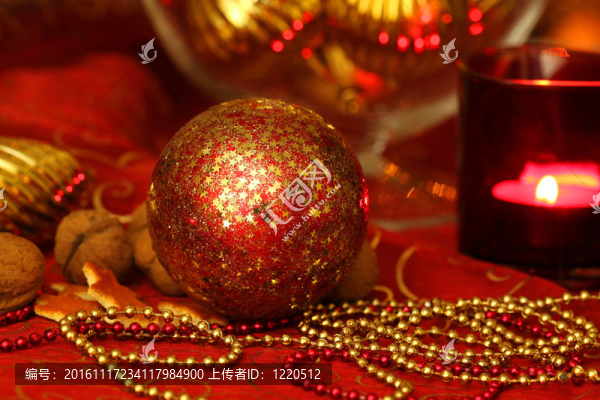 圣誕金色和紅色餐桌裝飾