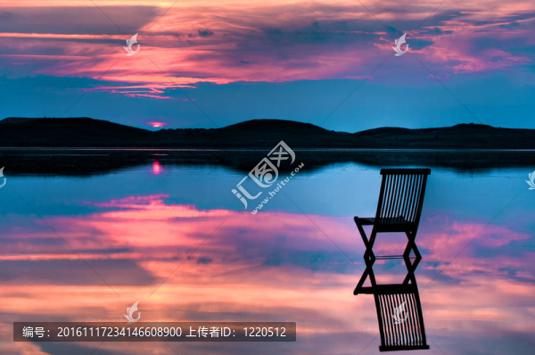 夕陽與平靜的水的椅子