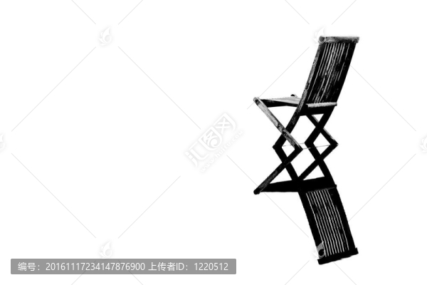 平靜的水上的舊椅子