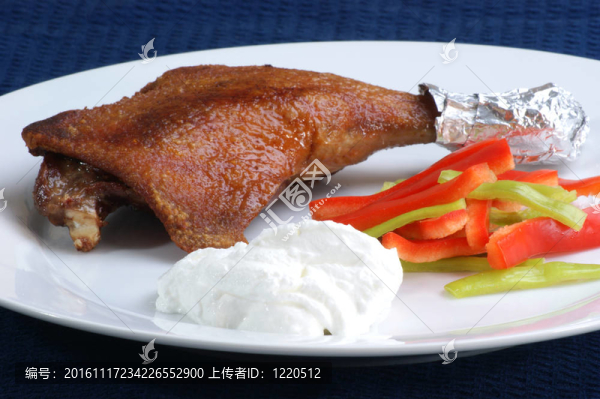烤鴨腿配酸奶醬和甜椒條