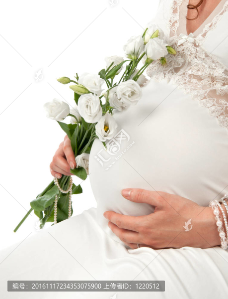 孕婦撫摸她的肚子