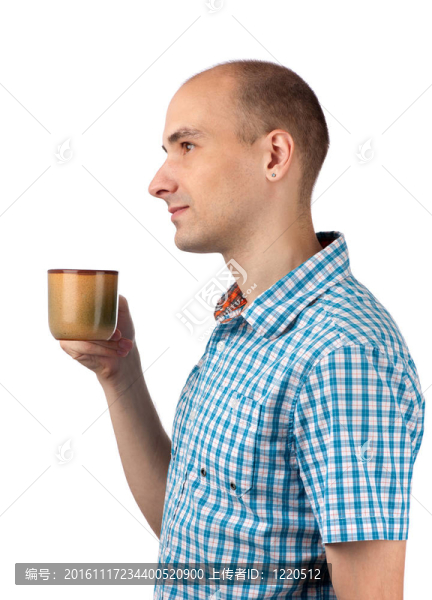 年輕快樂的微笑的男人喝咖啡
