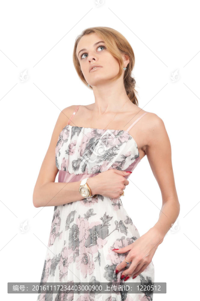 漂亮的年輕女人抬頭