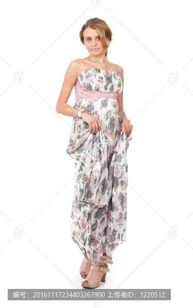 可愛的女人穿著白色的衣服