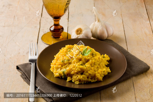 在木桌上藏紅花燴飯