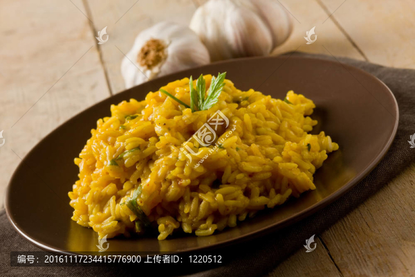在木桌上藏紅花燴飯