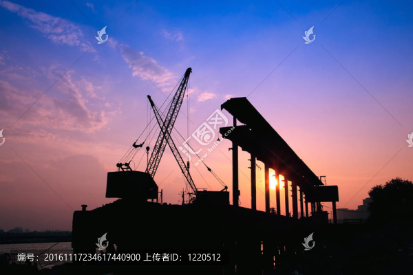 起重機在日落時工作