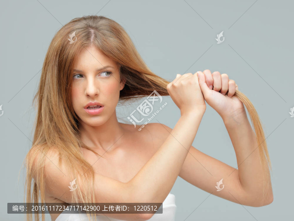 年輕的女人把她拉damadged頭發(fā)