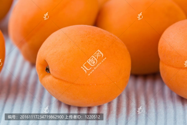 成熟的杏子